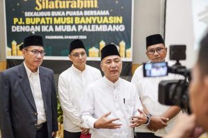 Pj. Bupati Kabupaten Musi Banyuasin, H. Apriyadi Mahmud, saat menghadiri acara silaturahmi sekaligus buka puasa bersama yang digelar oleh Ikatan Keluarga Musi Banyuasin di Hotel Santika Premier, Palembang, hari Minggu tanggal 24 Maret 2024. (bekisarmedia.id/angga putra)