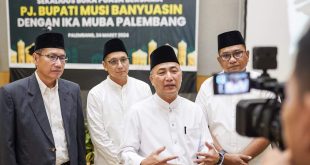 Pj. Bupati Kabupaten Musi Banyuasin, H. Apriyadi Mahmud, saat menghadiri acara silaturahmi sekaligus buka puasa bersama yang digelar oleh Ikatan Keluarga Musi Banyuasin di Hotel Santika Premier, Palembang, hari Minggu tanggal 24 Maret 2024. (bekisarmedia.id/angga putra)