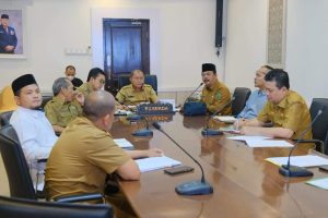 Pj. Sekretaris Daerah Kabupaten Musi Banyuasin, Musni Wijaya, memimpin Rapat Persiapan Pelaksanaan MTQ dengan melibatkan Organisasi Perangkat Daerah (OPD) terkait dan pihak Event Organizer (EO), di Ruang Rapat Sekretaris Daerah (Sekda) Muba, hari Selasa tanggal 26 Maret 2024. (bekisarmedia.id/eka sahputra)