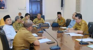 Pj. Sekretaris Daerah Kabupaten Musi Banyuasin, Musni Wijaya, memimpin Rapat Persiapan Pelaksanaan MTQ dengan melibatkan Organisasi Perangkat Daerah (OPD) terkait dan pihak Event Organizer (EO), di Ruang Rapat Sekretaris Daerah (Sekda) Muba, hari Selasa tanggal 26 Maret 2024. (bekisarmedia.id/eka sahputra)