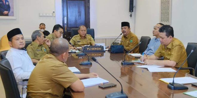 Pj. Sekretaris Daerah Kabupaten Musi Banyuasin, Musni Wijaya, memimpin Rapat Persiapan Pelaksanaan MTQ dengan melibatkan Organisasi Perangkat Daerah (OPD) terkait dan pihak Event Organizer (EO), di Ruang Rapat Sekretaris Daerah (Sekda) Muba, hari Selasa tanggal 26 Maret 2024. (bekisarmedia.id/eka sahputra)