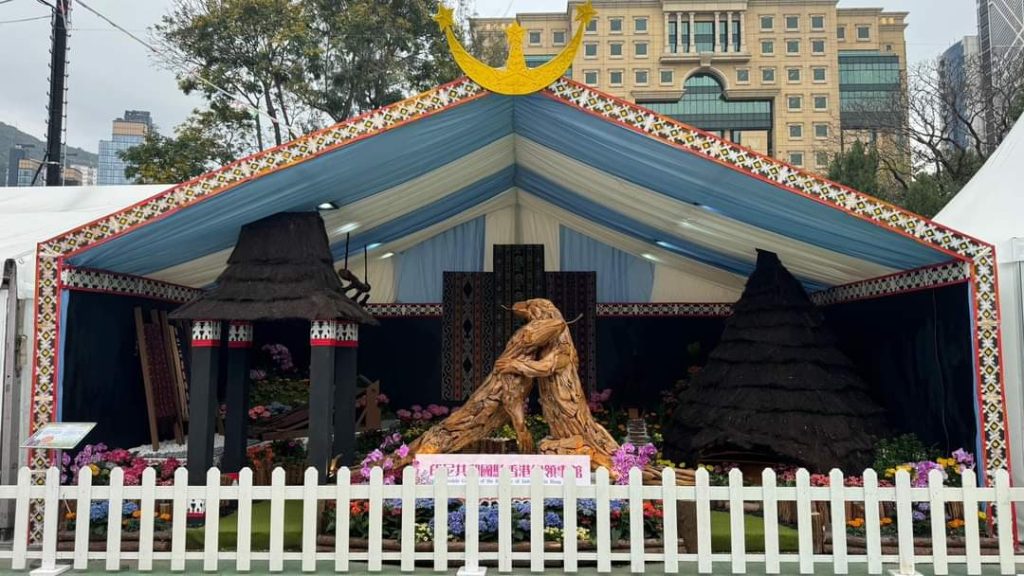 Booth Indonesia pada Hong Kong Flower Show (HKFS) 2024 yang menampilkan rumah adat, patung komodo, dan kain tenun khas NTT (Foto: KJRI Hong Kong).