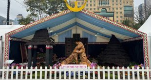 Booth Indonesia pada Hong Kong Flower Show (HKFS) 2024 yang menampilkan rumah adat, patung komodo, dan kain tenun khas NTT (Foto: KJRI Hong Kong).