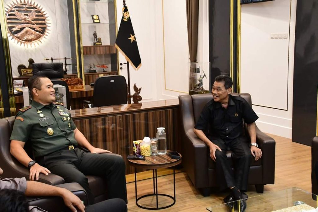 Komandan Korem (Danrem) 044/Garuda Dempo, Brigjen M. Tohir, menerima kedatangan Ketua PWI Sumsel (Persatuan Wartawan Indonesia Provinsi Sumatera Selatan), Kurnaidi, pada hari Selasa tanggal 25 Maret 2024. (bekisarmedia.id/sikumbang hasan)