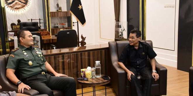 Komandan Korem (Danrem) 044/Garuda Dempo, Brigjen M. Tohir, menerima kedatangan Ketua PWI Sumsel (Persatuan Wartawan Indonesia Provinsi Sumatera Selatan), Kurnaidi, pada hari Selasa tanggal 25 Maret 2024. (bekisarmedia.id/sikumbang hasan)