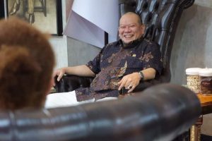 Ketua Dewan Perwakilan Daerah Republik Indonesia berdialog dengan Anggota Dewan Perwakilan Daerah Republik Indonesia yang baru terpilih pada 14 Februari 2024 dalam agenda buka puasa bersama di Rumah Dinas Ketua DPD RI, hari Jumat tanggal 29 Maret 2024. (dpd.go.id)