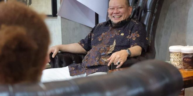 Ketua Dewan Perwakilan Daerah Republik Indonesia berdialog dengan Anggota Dewan Perwakilan Daerah Republik Indonesia yang baru terpilih pada 14 Februari 2024 dalam agenda buka puasa bersama di Rumah Dinas Ketua DPD RI, hari Jumat tanggal 29 Maret 2024. (dpd.go.id)