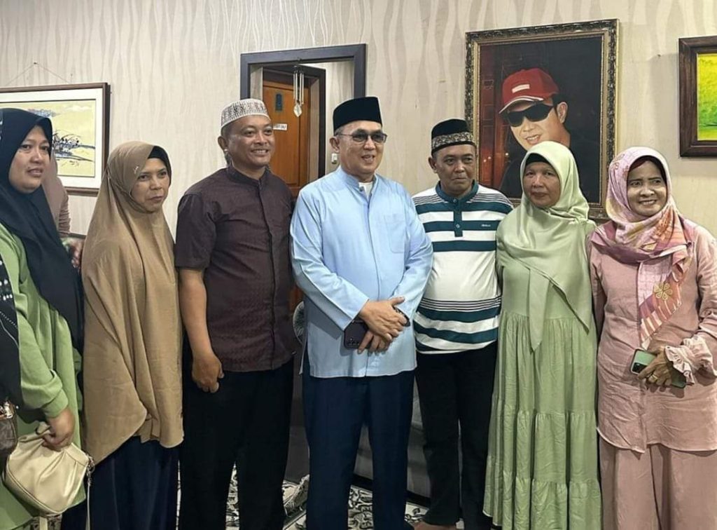 Eddy Santai Putra, Calon Gubernur Sumsel, foto bersama dengan tim, setelah acara buka puasa bersama, hari Sabtu tanggal 30 Maret 2024 di Palembang. (bekisarmedia.id/tri ricki)