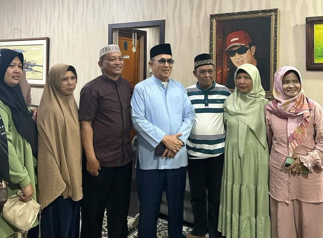 Eddy Santai Putra, Calon Gubernur Sumsel, foto bersama dengan tim, setelah acara buka puasa bersama, hari Sabtu tanggal 30 Maret 2024 di Palembang. (bekisarmedia.id/tri ricki)