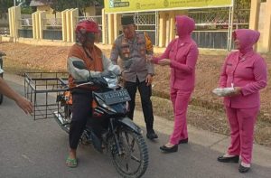 Polsek Batang Hari Leko (BHL) menggelar kegiatan bagi-bagi takjil sebanyak 100 kotak kepada masyarakat, menjelang buka puasa. Kegiatan tersebut dipimpin oleh Kapolsek BHL, Iptu Nasirin, pada hari Jum'at tanggal 29 Maret 2024. (bekisarmedia.id/eka sahputra)
