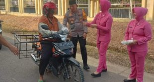 Polsek Batang Hari Leko (BHL) menggelar kegiatan bagi-bagi takjil sebanyak 100 kotak kepada masyarakat, menjelang buka puasa. Kegiatan tersebut dipimpin oleh Kapolsek BHL, Iptu Nasirin, pada hari Jum'at tanggal 29 Maret 2024. (bekisarmedia.id/eka sahputra)