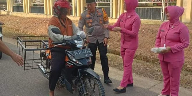 Polsek Batang Hari Leko (BHL) menggelar kegiatan bagi-bagi takjil sebanyak 100 kotak kepada masyarakat, menjelang buka puasa. Kegiatan tersebut dipimpin oleh Kapolsek BHL, Iptu Nasirin, pada hari Jum'at tanggal 29 Maret 2024. (bekisarmedia.id/eka sahputra)