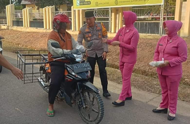 Polsek Batang Hari Leko (BHL) menggelar kegiatan bagi-bagi takjil sebanyak 100 kotak kepada masyarakat, menjelang buka puasa. Kegiatan tersebut dipimpin oleh Kapolsek BHL, Iptu Nasirin, pada hari Jum'at tanggal 29 Maret 2024. (bekisarmedia.id/eka sahputra)