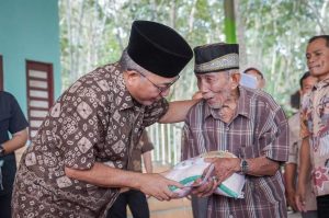 Pj. Bupati Kabupaten Musi Banyuasin (Muba) H. Apriyadi Mahmud, hari Minggu tanggal 31 Maret 2024 siang di Gedung Serbaguna Balai Desa Lumpatan 2, Kecamatan Sekayu, menyerahkan bantuan sosial. (bekisarmedia.id/eka sahputra)