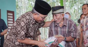 Pj. Bupati Kabupaten Musi Banyuasin (Muba) H. Apriyadi Mahmud, hari Minggu tanggal 31 Maret 2024 siang di Gedung Serbaguna Balai Desa Lumpatan 2, Kecamatan Sekayu, menyerahkan bantuan sosial. (bekisarmedia.id/eka sahputra)