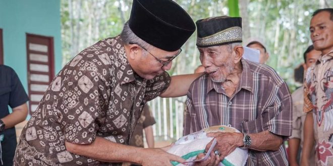 Pj. Bupati Kabupaten Musi Banyuasin (Muba) H. Apriyadi Mahmud, hari Minggu tanggal 31 Maret 2024 siang di Gedung Serbaguna Balai Desa Lumpatan 2, Kecamatan Sekayu, menyerahkan bantuan sosial. (bekisarmedia.id/eka sahputra)