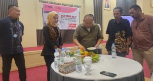 Kepala Dinas Komunikasi dan Informatika Provinsi Sumatera Selatan, Rika Efianti, menghadiri peringatan Hari Ulang Tahun Serikat Media Siber Indonesia yang digelar oleh Pengurus Sumatera Selatan di Aula Dewan Perwakilan Rakyat Daerah Sumatera Selatan pada hari Kamis tanggal 7 Maret 2024. (foto : angga)
