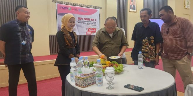 Kepala Dinas Komunikasi dan Informatika Provinsi Sumatera Selatan, Rika Efianti, menghadiri peringatan Hari Ulang Tahun Serikat Media Siber Indonesia yang digelar oleh Pengurus Sumatera Selatan di Aula Dewan Perwakilan Rakyat Daerah Sumatera Selatan pada hari Kamis tanggal 7 Maret 2024. (foto : angga)