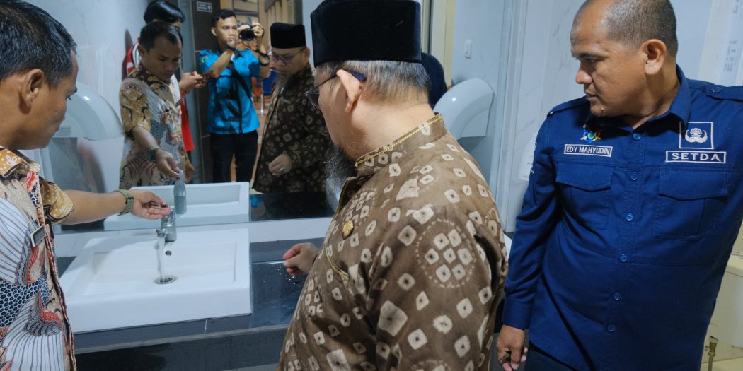 Pj. Bupati Kabupaten Musi Banyuasin (Muba), H. Apriyadi Mahmud, diwakili oleh Asisten Bidang Pemerintahan dan Kesejahteraan Rakyat Sekretariat Daerah (Setda) Kabupaten Muba, Yudi Herzandi, melakukan peninjauan kesiapan lokasi pelaksanaan MTQ ke 30 Tingkat Provinsi Sumatera Selatan (Sumsel) Tahun 2024, di Kota Sekayu, hari Jum’at tanggal 8 Maret 2024. (foto : eka Sahputra)