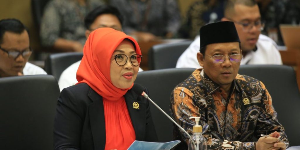 Wakil Ketua Komite I DPD, Sylviana Murni, bersama Anggota DPD asal Provinsi Daerah Istimewa Yogyakarta (DIY), Hilmy Muhammad, dalam rapat kerja bersama Badan Legislasi (Baleg) DPR dengan Pemerintah, membahas Rancangan Undang-Undang Daerah Khusus Jakarta (RUU DKJ), di Ruang Rapat Baleg DPR RI, Senayan, Jakarta, hari Rabu tanggal 13 Maret 2024. (dpd.go.id)