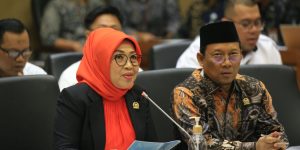 Wakil Ketua Komite I DPD, Sylviana Murni, bersama Anggota DPD asal Provinsi Daerah Istimewa Yogyakarta (DIY), Hilmy Muhammad, dalam rapat kerja bersama Badan Legislasi (Baleg) DPR dengan Pemerintah, membahas Rancangan Undang-Undang Daerah Khusus Jakarta (RUU DKJ), di Ruang Rapat Baleg DPR RI, Senayan, Jakarta, hari Rabu tanggal 13 Maret 2024. (dpd.go.id)