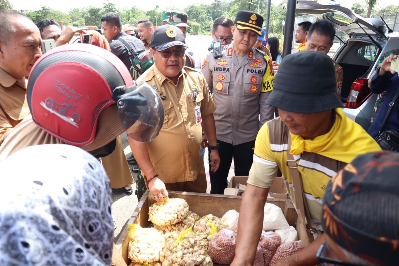 Penjabat Wali Kota Lubuklinggau, Trisko Defriyansa, meninjau kegiatan Operasi Pasar Murah (OPM) dalam rangkaian menyambut bulan suci Ramadhan 1445 H di Taman Olahraga Megang, Kecamatan Lubuklinggau Utara II, hari Selasa tanggal 5 Maret 2024. (bekisarmedia.id/Tri Ricki)