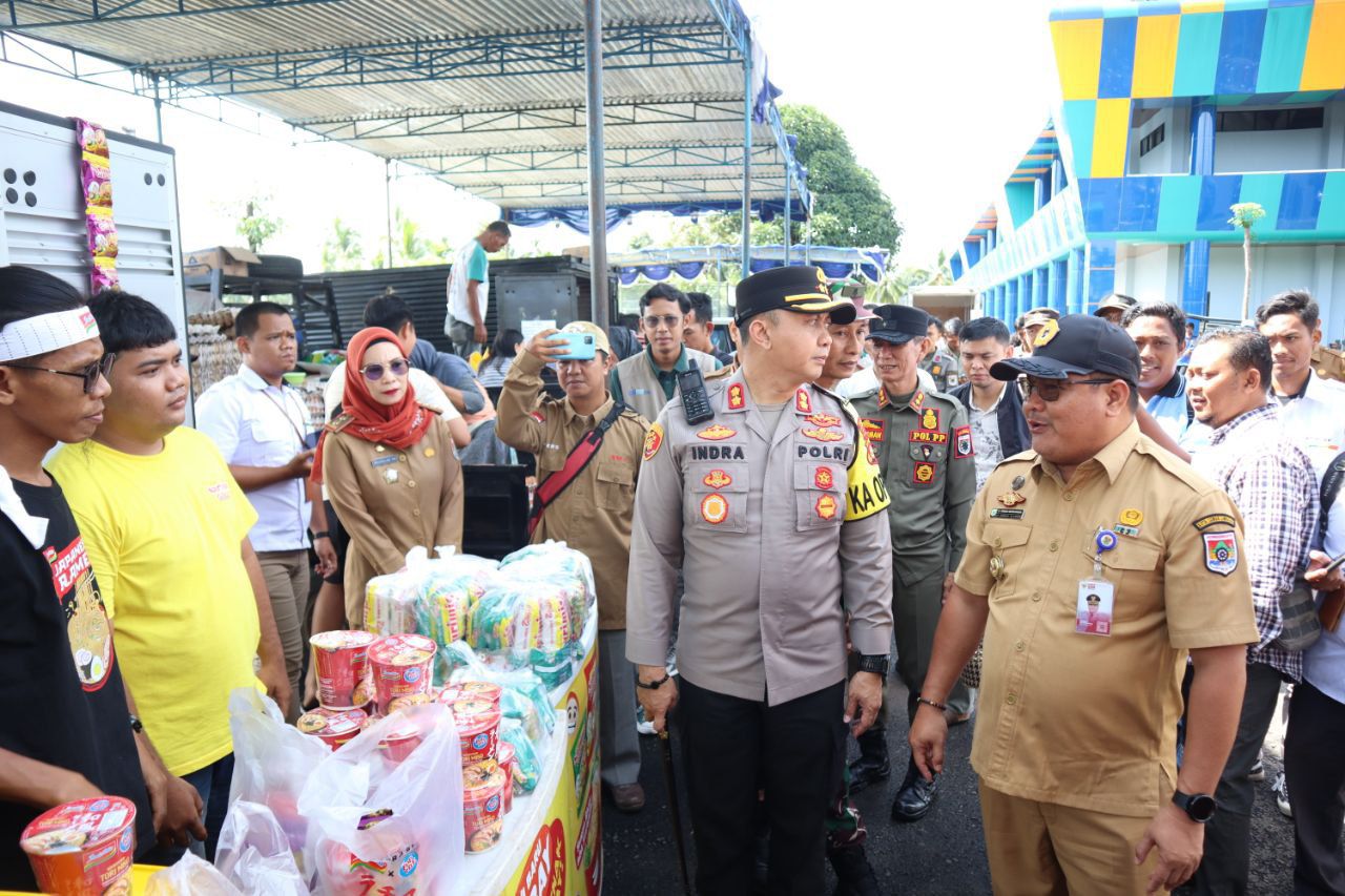 Penjabat Wali Kota Lubuklinggau, Trisko Defriyansa, meninjau kegiatan Operasi Pasar Murah (OPM) dalam rangkaian menyambut bulan suci Ramadhan 1445 H di Taman Olahraga Megang, Kecamatan Lubuklinggau Utara II, hari Selasa tanggal 5 Maret 2024. (bekisarmedia.id/Tri Ricki)