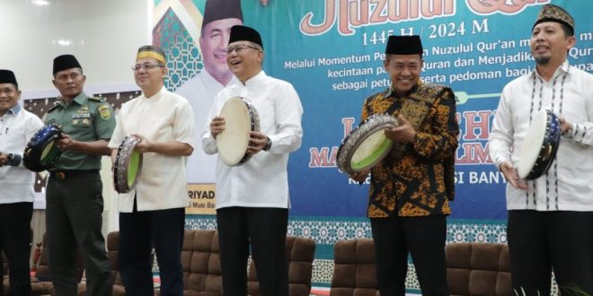 Pj. Sekretaris Daerah Kabupaten Musi Banyuasin, Musni Wijaya, menghadiri peringatan Nuzulul Quran 1445 H / 2024 M yang digelar oleh Pemerintah Kabupaten (Pemkab) Musi Banyuasin (Muba) di Pendopoan Griya Bumi Serasan Sekate, hari Kamis sore tanggal 28 Maret 2024. (bekisarmedia.id/eka sahputra)