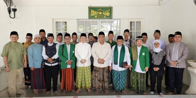 K.H. Zulfa Mustofa saat silaturahmi dengan PCNU kota Palembang di Pesantren Aulia Cendekia Talang Jambe, Palembang, hari Jumat tanggal 29 Maret 2024. (bekisarmedia.id/raam syahfutro)