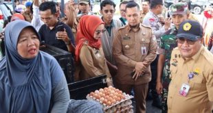 Penjabat Wali Kota Lubuklinggau, Trisko Defriyansa, meninjau kegiatan Operasi Pasar Murah (OPM) dalam rangkaian menyambut bulan suci Ramadhan 1445 H di Taman Olahraga Megang, Kecamatan Lubuklinggau Utara II, hari Selasa tanggal 5 Maret 2024. (bekisarmedia.id/Tri Ricki)