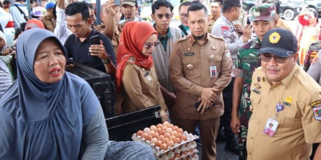 Penjabat Wali Kota Lubuklinggau, Trisko Defriyansa, meninjau kegiatan Operasi Pasar Murah (OPM) dalam rangkaian menyambut bulan suci Ramadhan 1445 H di Taman Olahraga Megang, Kecamatan Lubuklinggau Utara II, hari Selasa tanggal 5 Maret 2024. (bekisarmedia.id/Tri Ricki)