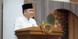 Pj. Gubernur Provinsi Sumatera Selatan, Agus Fatoni, didampingi Pj. Ketua TP PKK Sumsel, Tyas Fatoni, menghadiri Pengajian Ramadhan 1445 H yang digelar oleh Pemerintah Provinsi Sumsel bersama Bank Indonesia Perwakilan Sumsel di Lobby Bank Indonesia Perwakilan Sumsel, hari Jum'at tanggal 15 Maret 2024. (bekisarmedia.id/Raam)