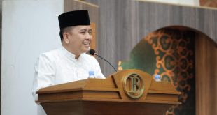 Pj. Gubernur Provinsi Sumatera Selatan, Agus Fatoni, didampingi Pj. Ketua TP PKK Sumsel, Tyas Fatoni, menghadiri Pengajian Ramadhan 1445 H yang digelar oleh Pemerintah Provinsi Sumsel bersama Bank Indonesia Perwakilan Sumsel di Lobby Bank Indonesia Perwakilan Sumsel, hari Jum'at tanggal 15 Maret 2024. (bekisarmedia.id/Raam)
