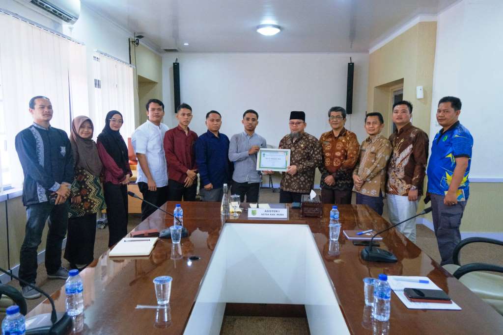 Asisten Bidang Pemerintahan dan Kesejahteraan Rakyat Sekretariat Daerah (Setda) Muba, Yudi Herzandi, menerima audiensi Aliansi Semarak Ramadhan terkait kegiatan Pawai Ramadhan, di Ruang Rapat Randik Setda Muba, hari Jum'at tanggal 8 Maret 2024. (bekisarmedia.id/Eka Sahputra)