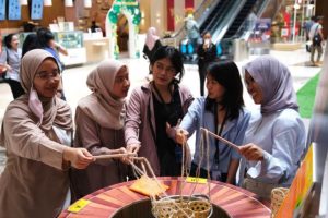 Pameran Taiwan Travel Fair di Jakarta, hari Jum'at tanggal 8 Maret 2024, menarik pengunjung ramai-ramai menikmati telur rebus special ciri khas Taiwan (Foto: TETO Jakarta)