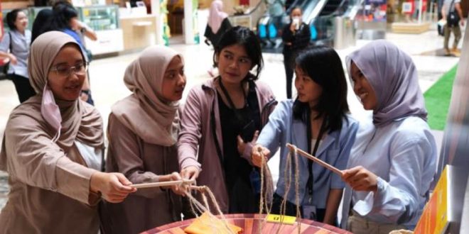 Pameran Taiwan Travel Fair di Jakarta, hari Jum'at tanggal 8 Maret 2024, menarik pengunjung ramai-ramai menikmati telur rebus special ciri khas Taiwan (Foto: TETO Jakarta)