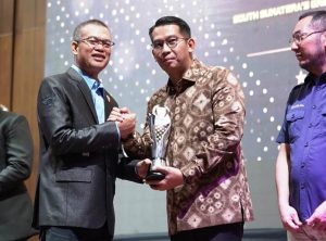 Kepala Dinas Pemuda, Olahraga, dan Pariwisata Kabupaten Musi Banyuasin, Muhammad Fariz, mewakili Pj. Bupati Kabupaten Musi Banyuasin, menerima penghargaan pada rangkaian IMI Awards 2023 di Gedung Graha Limbersa, Palembang, hari Sabtu tanggal 9 Maret 2024. (foto : Angga PS)