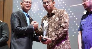 Kepala Dinas Pemuda, Olahraga, dan Pariwisata Kabupaten Musi Banyuasin, Muhammad Fariz, mewakili Pj. Bupati Kabupaten Musi Banyuasin, menerima penghargaan pada rangkaian IMI Awards 2023 di Gedung Graha Limbersa, Palembang, hari Sabtu tanggal 9 Maret 2024. (foto : Angga PS)