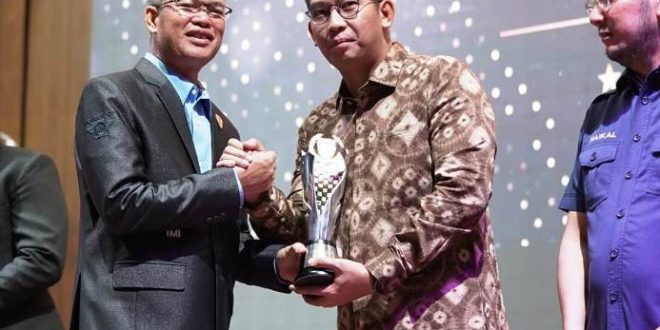 Kepala Dinas Pemuda, Olahraga, dan Pariwisata Kabupaten Musi Banyuasin, Muhammad Fariz, mewakili Pj. Bupati Kabupaten Musi Banyuasin, menerima penghargaan pada rangkaian IMI Awards 2023 di Gedung Graha Limbersa, Palembang, hari Sabtu tanggal 9 Maret 2024. (foto : Angga PS)