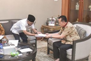 Pj. Bupati Kabupaten Musi Banyuasin, H. Apriyadi Mahmud, menyerahkan laporan progress pembangunan Jalan Tol Ruas Betung - Tempino - Jambi, hari Selasa tanggal 19 Maret 2024 di Griya Agung, Palembang. (bekisarmedia.id/sikumbang hasan)