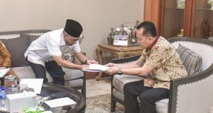 Pj. Bupati Kabupaten Musi Banyuasin, H. Apriyadi Mahmud, menyerahkan laporan progress pembangunan Jalan Tol Ruas Betung - Tempino - Jambi, hari Selasa tanggal 19 Maret 2024 di Griya Agung, Palembang. (bekisarmedia.id/sikumbang hasan)