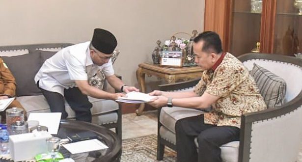 Pj. Bupati Kabupaten Musi Banyuasin, H. Apriyadi Mahmud, menyerahkan laporan progress pembangunan Jalan Tol Ruas Betung - Tempino - Jambi, hari Selasa tanggal 19 Maret 2024 di Griya Agung, Palembang. (bekisarmedia.id/sikumbang hasan)