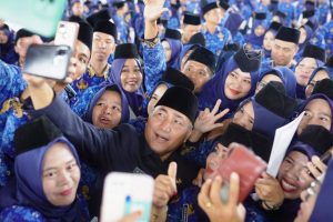 Pj. Bupati Kabupaten Musi Banyuasin, H. Apriyadi Mahmud, foto bersama Pegawai di lingkungan Pemerintah Kabupaten Musi Banyuasin, hari Senin tanggal 5 Juni 2023. (bekisarmedia.id/eka sahputra)