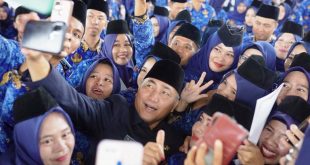 Pj. Bupati Kabupaten Musi Banyuasin, H. Apriyadi Mahmud, foto bersama Pegawai di lingkungan Pemerintah Kabupaten Musi Banyuasin, hari Senin tanggal 5 Juni 2023. (bekisarmedia.id/eka sahputra)