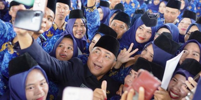 Pj. Bupati Kabupaten Musi Banyuasin, H. Apriyadi Mahmud, foto bersama Pegawai di lingkungan Pemerintah Kabupaten Musi Banyuasin, hari Senin tanggal 5 Juni 2023. (bekisarmedia.id/eka sahputra)
