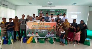 Perwakilan BAZNAS dan Kemenag PALI foto bersama penerima bantuan sembako, hari Jum'at tanggal 22 Maret 2024. (bekisarmedia.id/angga putra)