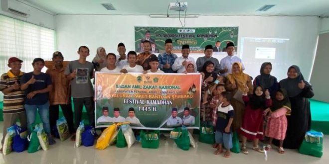 Perwakilan BAZNAS dan Kemenag PALI foto bersama penerima bantuan sembako, hari Jum'at tanggal 22 Maret 2024. (bekisarmedia.id/angga putra)