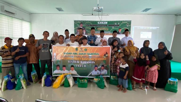 Perwakilan BAZNAS dan Kemenag PALI foto bersama penerima bantuan sembako, hari Jum'at tanggal 22 Maret 2024. (bekisarmedia.id/angga putra)