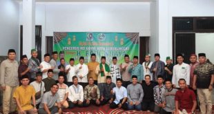 H. Rodi Wijaya foto bersama dengan Korps Alumni Himpunan Mahasiswa Islam (KAHMI) dan Himpunan Mahasiswa Islam (HMI) Kota Lubuklinggau saat acara Buka Puasa Bersama di Rumah Dinas Ketua DPRD Lubuklinggau, hari Jum'at tanggal 29 Maret 2024. (bekisarmedia.id/pratiwi)