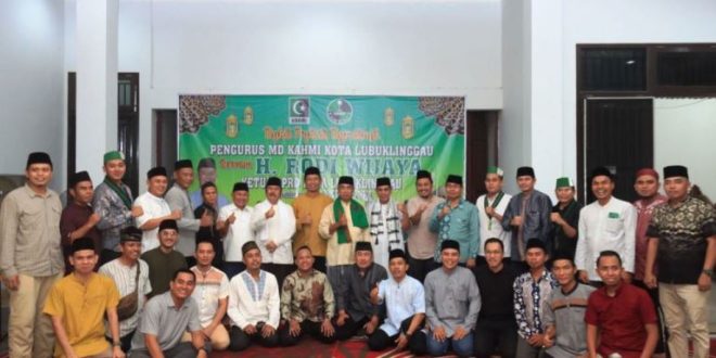 H. Rodi Wijaya foto bersama dengan Korps Alumni Himpunan Mahasiswa Islam (KAHMI) dan Himpunan Mahasiswa Islam (HMI) Kota Lubuklinggau saat acara Buka Puasa Bersama di Rumah Dinas Ketua DPRD Lubuklinggau, hari Jum'at tanggal 29 Maret 2024. (bekisarmedia.id/pratiwi)